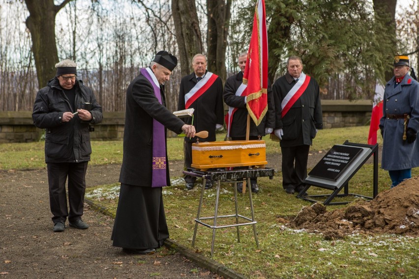 Uroczystości pogrzebowe na cmentarzu wojennym nr 91 w...