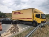 Wypadek na dk 46 w Malerzowicach Wielkich. BMW zderzyło się z ciężarówką, jedna osoba poszkodowana