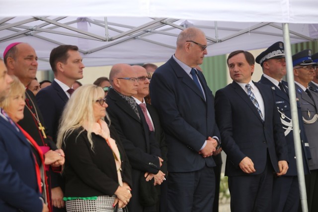 Nowa siedziba prokuratury w Sosnowcu otwarta. Wstęgę przecięli m.in. minister sprawiedliwości, Zbigniew Ziobro, i jego zastępca, prokurator Bogdan Święczkowski. Prokuraturę poświęcił biskup sosnowiecki ks. Grzegorz Kaszak