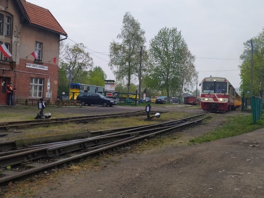 "Ruszyła maszyna po szynach..." Żuławska Kolej Dojazdowa rozpoczęła kursy po Mierzei