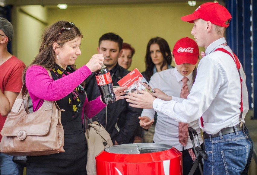 Coca Cola rozdaje darmowe napoje w Łodzi