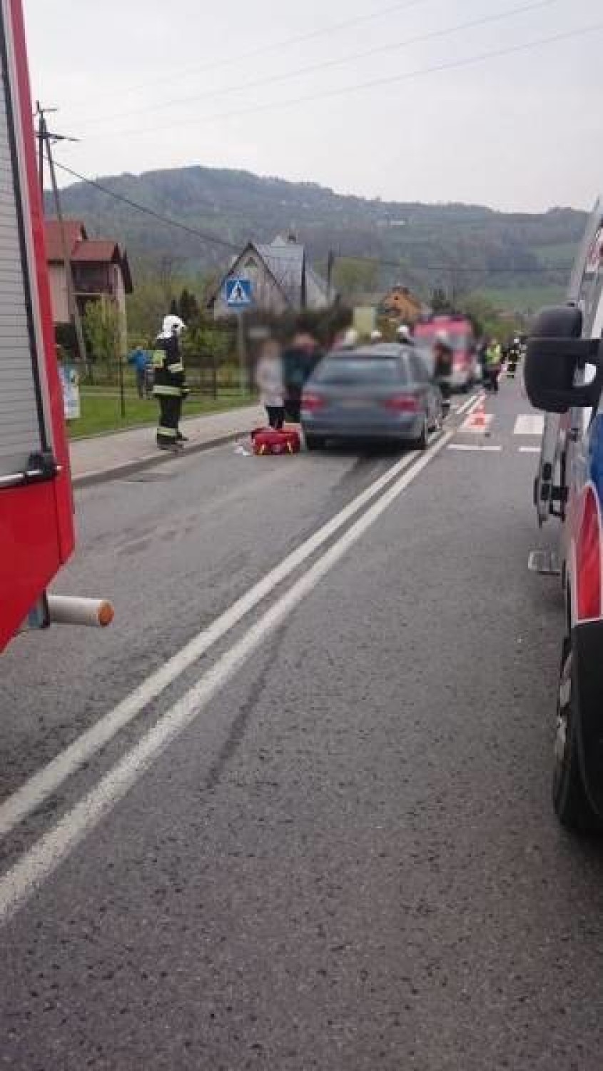 Zabrzeż. Dwoje rannych w szpitalu po zderzeniu trzech aut [ZDJĘCIA]