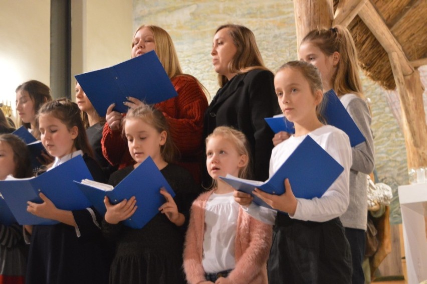 Wspólne kolędowanie w Parafii Św. Faustyny Kowalskiej w Pucku. Zaśpiewali i zagrali zespół Soli Deo oraz Scholka Dzieci Faustyny