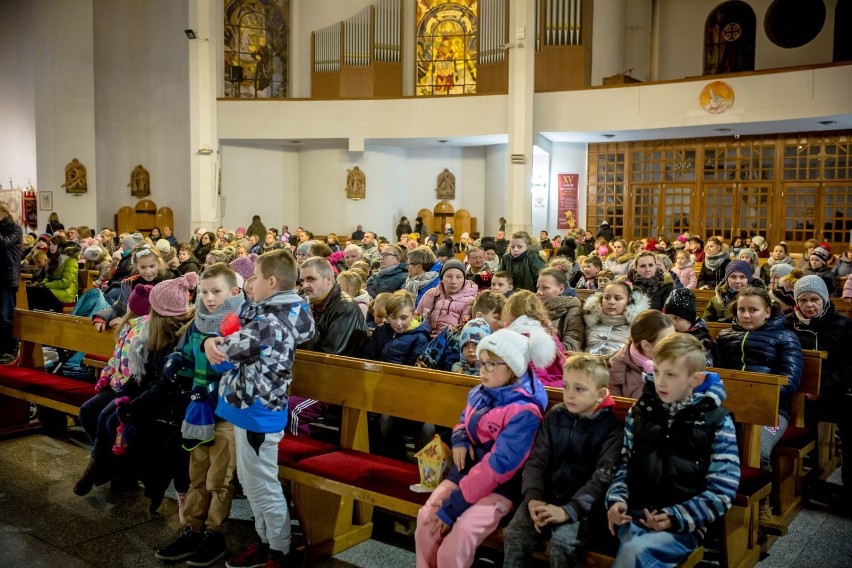 Wałbrzych: Mikołaj odwiedził dzieci w kościele na Podzamczu [ZDJĘCIA]