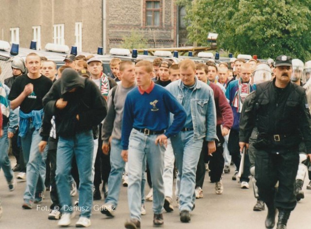 Tak wyglądała w Wałbrzychu wojna kibiców w 1998 roku! Zobaczcie archiwalne zdjęcia!