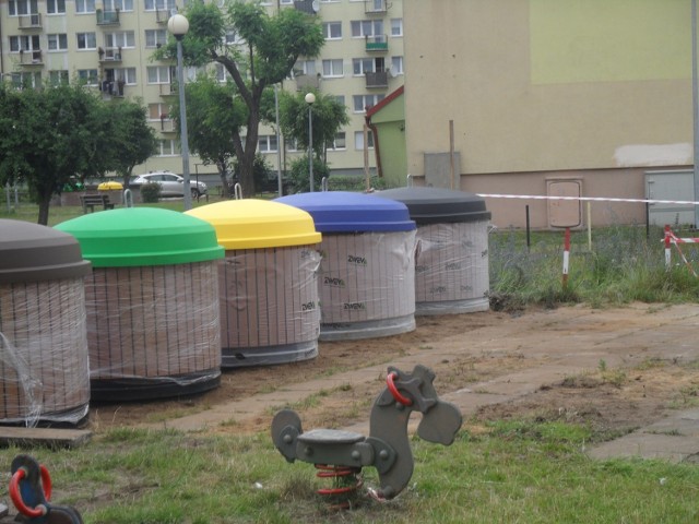 Na ulicy Legionów w Ustce zamontowano mieszkańcom nowe pojemniki na odpady komunalne. Poza tym przywieziono nowe materiały, które będą wykorzystane przy remoncie osiedlowej drogi.