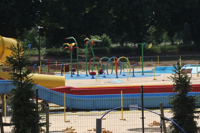 Budowa basenów letnich w Legnicy na finiszu, otwarcie coraz bliżej!