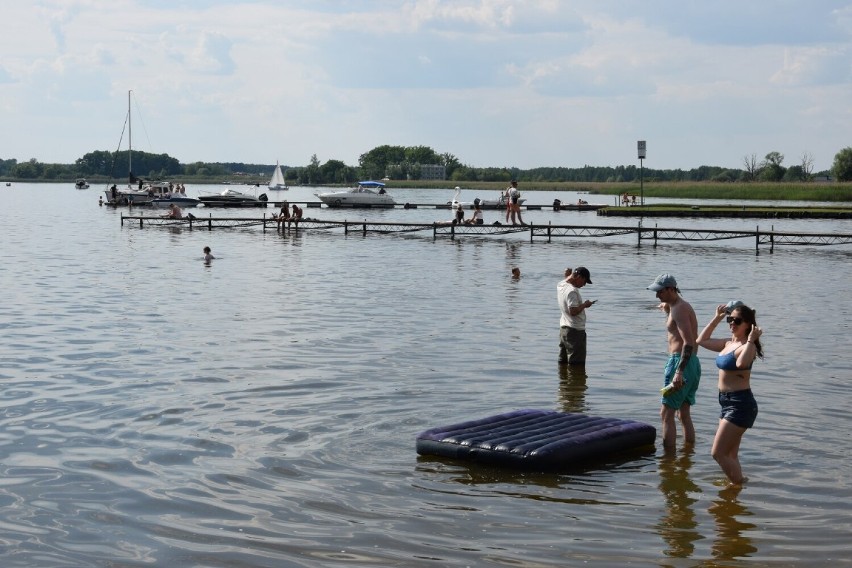 Zbąszyń miasto nad jeziorem Błędno. Najpiękniejsza plaża, słońce i tłumy wypoczywających - 06.06.2021