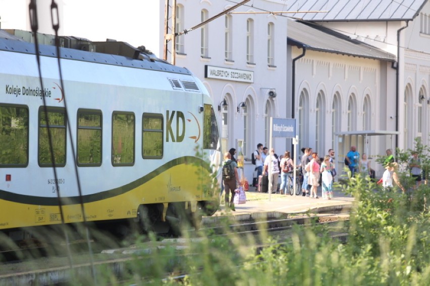 Wałbrzych: Groźne zdarzenie w pobliżu dworca Szczawienko. Kobieta potrącowna przez pociąg!