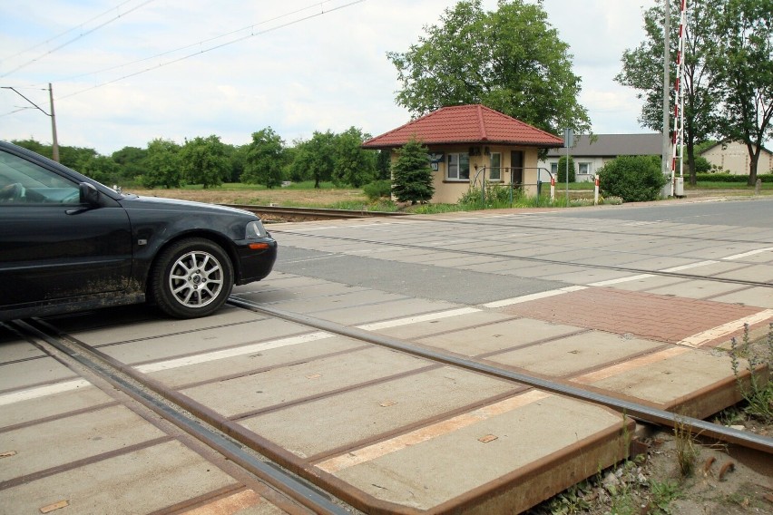 Lublin. Osobówka cudem nie wjechała pod rozpędzony pociąg. Dróżnik nie opuścił rogatek. PKP komentuje rażący błąd pracownika