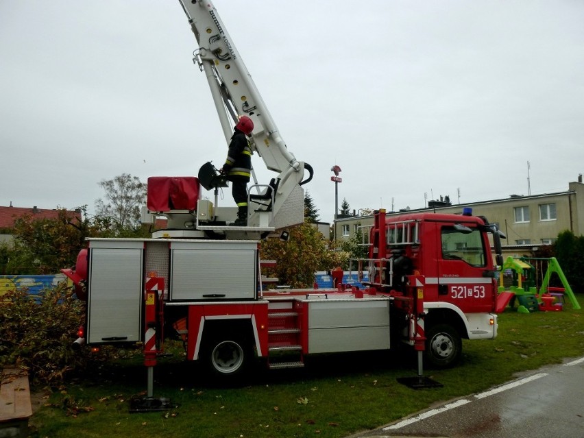 Sławno. Wichura - strażacy ścięli drzewo zagrażające przedszkolu