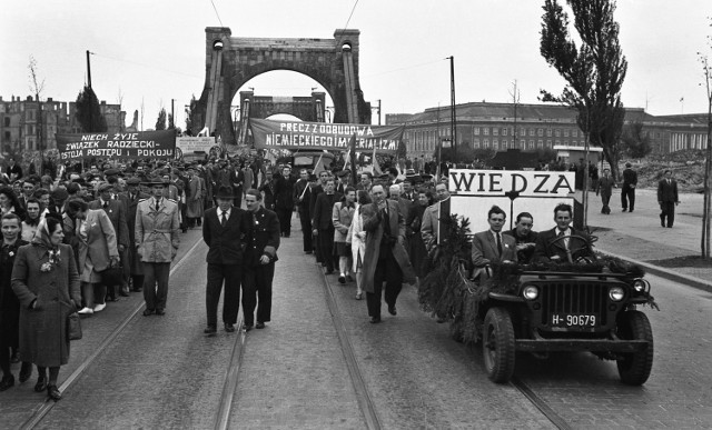 Pochód pierwszomajowy w 1948 roku we Wrocławiu