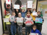 Dzieci ze szkoły podsatwowej w Lejkowie wykonały laurki dla służb mundurowych w podziękowaniu za ochronę granic