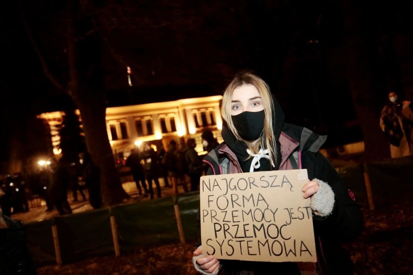 Strajk Kobiet znów wyszedł na ulice, protest w centrum Warszawy [ZDJĘCIA] Trybunał Konstytucyjny opublikował uzasadnienie wyroku ws. aborcji