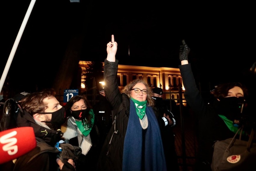 Strajk Kobiet znów wyszedł na ulice, protest w centrum Warszawy [ZDJĘCIA] Trybunał Konstytucyjny opublikował uzasadnienie wyroku ws. aborcji