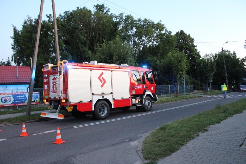 Wypadek w Wieluniu. Na ul. Wojska Polskiego  zderzyły się dwie osobówki. Strażacy uwalniali kierowcę FOTO