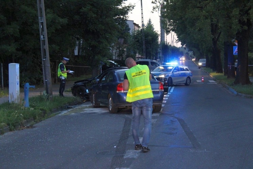 Wypadek w Wieluniu. Na ul. Wojska Polskiego  zderzyły się dwie osobówki. Strażacy uwalniali kierowcę FOTO