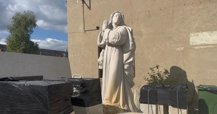 Figura patronki Gorlic - Maryi Niepokalanej  stanie na placu kościelnym. Rzeźba ma trzy metry wysokości i wyszła spod dłuta Edwarda Halucha