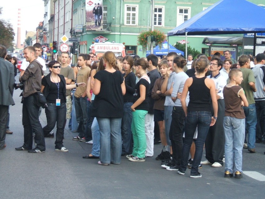 Organizator zachęca do wejścia do autobusu. Fot. Damian...