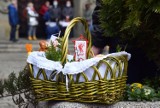 Święcenia pokarmów w Bielsku-Białej w czasie pandemii: koszyki ze święconką przed kościołami