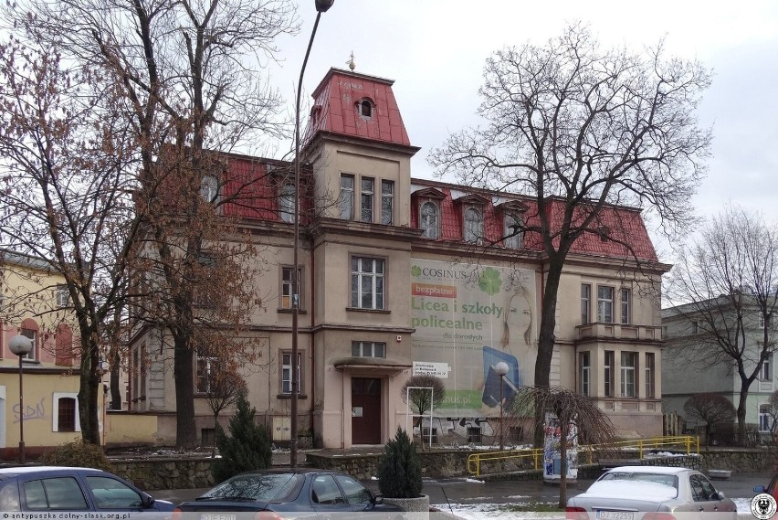 Szkoła mieści się przy ulicy Bankowej 1, jednak zajęcia w...