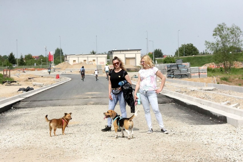 Legnica: Trwa budowa drogi zbiorczej a w niedzielę zamienia się w deptak, zdjęcia