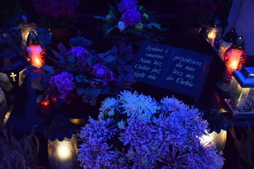 Pamiętamy: Cmentarze w Pruszczu w dzień Wszystkich Świętych rozjaśniło tysiące światełek [ZDJĘCIA] 