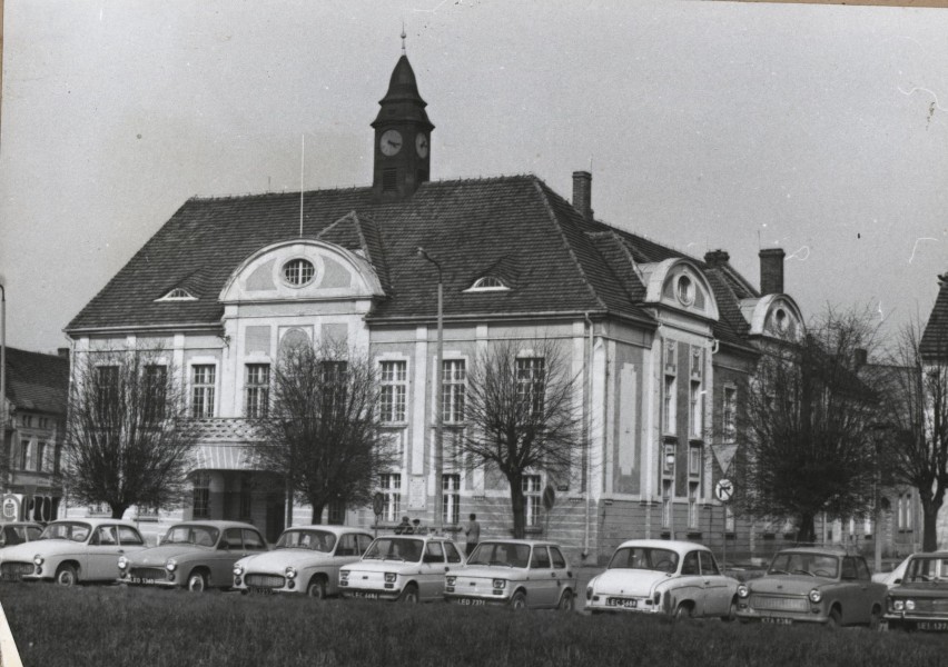 Gostyń. Rynek w Gostyniu na przełomie lat 70. i 80. XX wieku. ZOBACZCIE, jak prezentuje się na archiwalnych CZARNO-BIAŁYCH zdjęciach