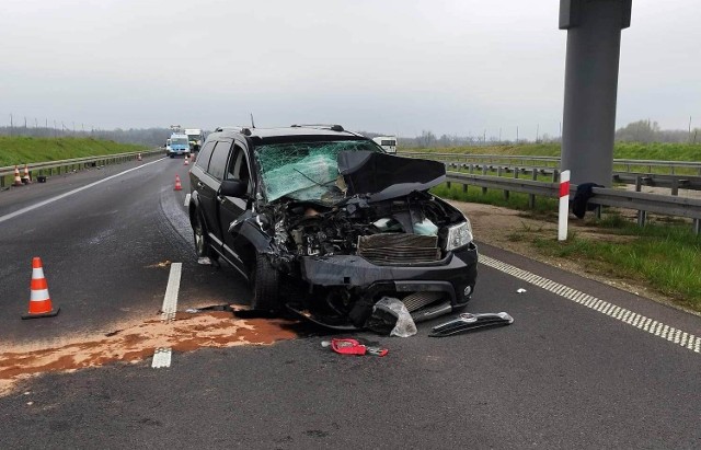 Auto osobowe uderzyło w tył ciężarówki