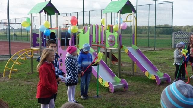 Plaz zabaw otwarto w Strzałkowie. Uroczystość połączono z obchodami Dnia Edukacji Narodowej