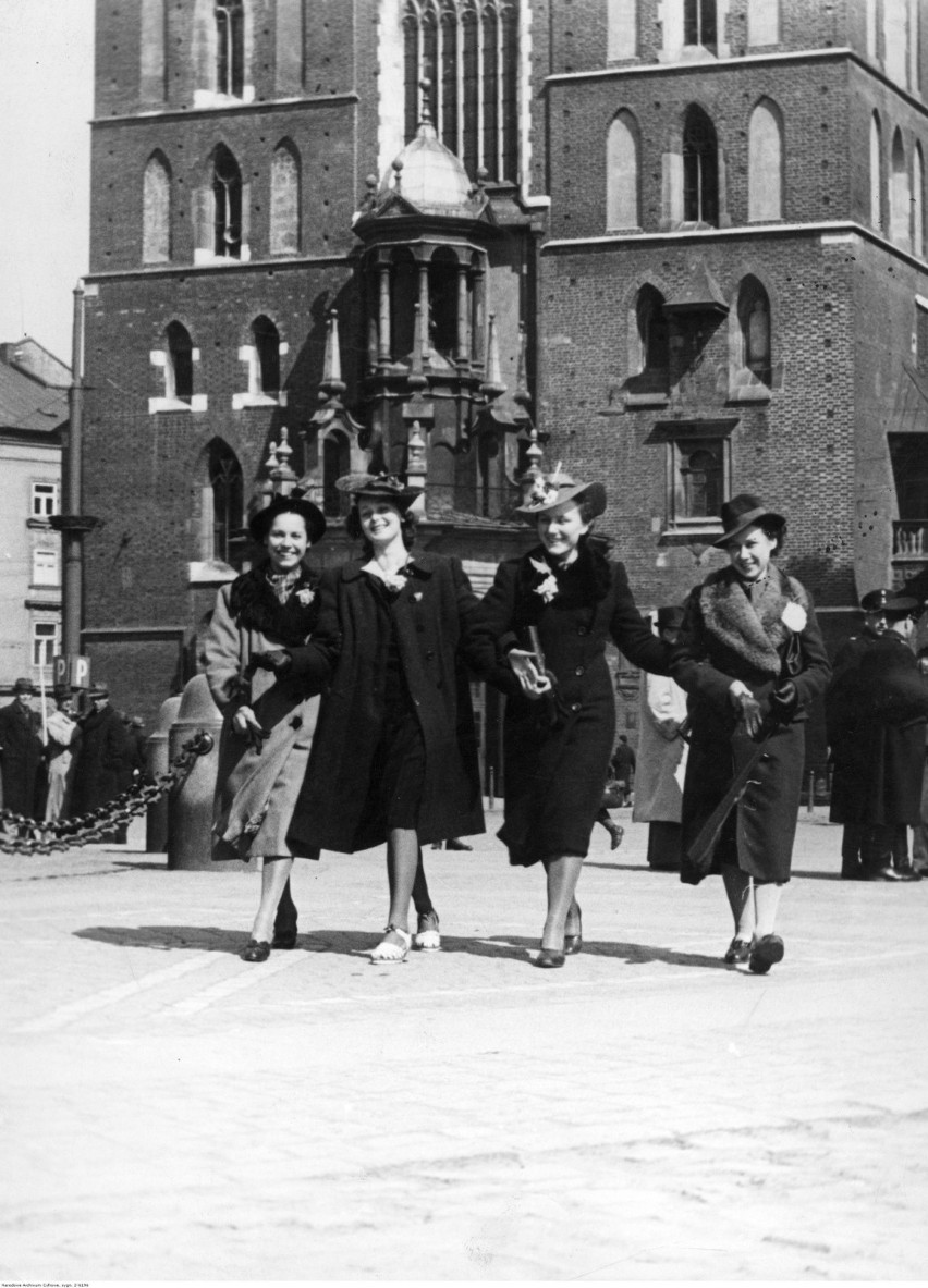 Maj 1940 - cztery kobiety na spacerze przed Kościołem...