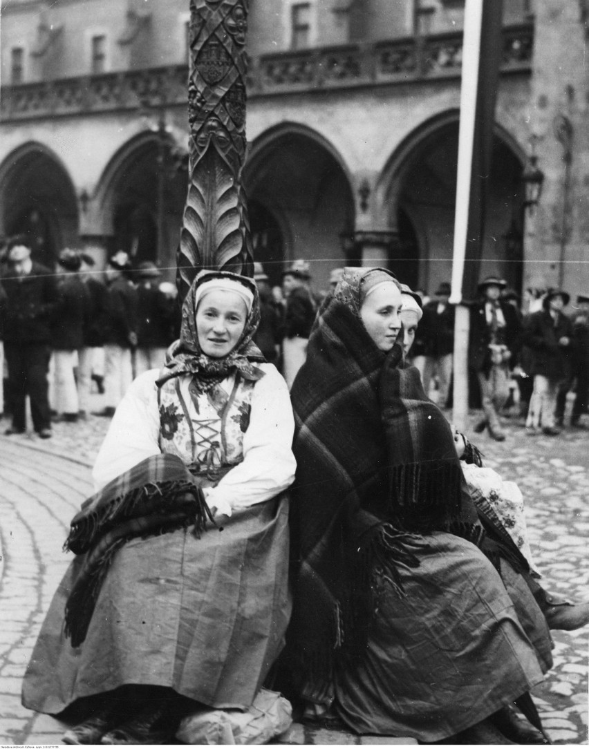 Luty 1938 - kobiety w strojach ludowych oczekują na przejazd...