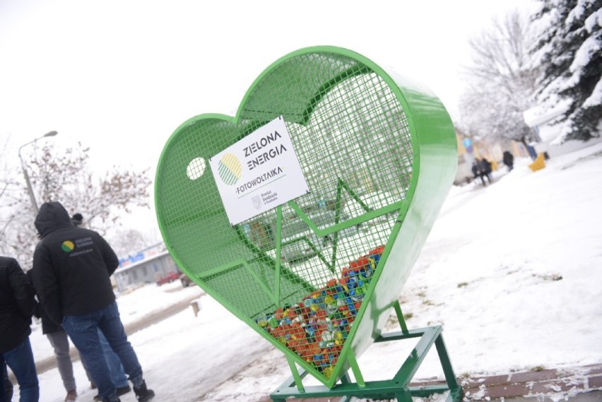 Świdniczanie są nakręceni na pomaganie! Coraz więcej serc na nakrętki pojawia się na terenie naszego miasta