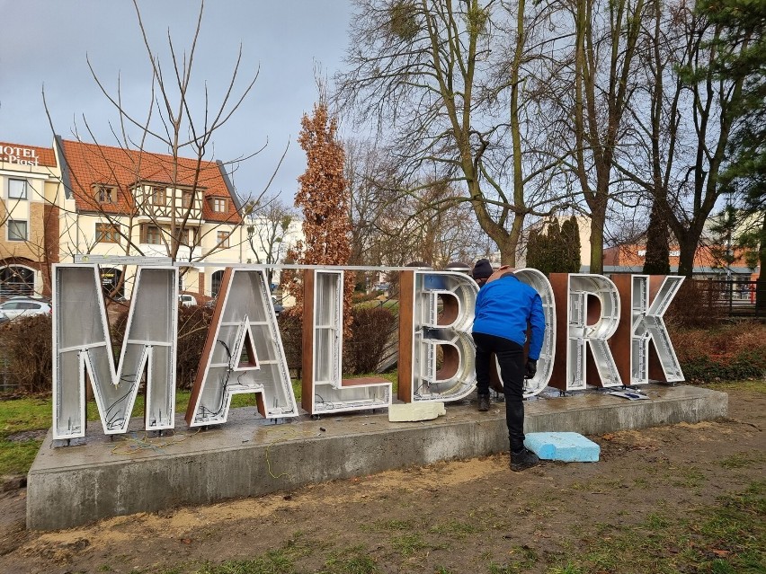 Napis "Malbork" stoi już w centrum. Ma być atrakcją i promować miasto. Wkrótce będzie tam można robić sobie zdjęcia