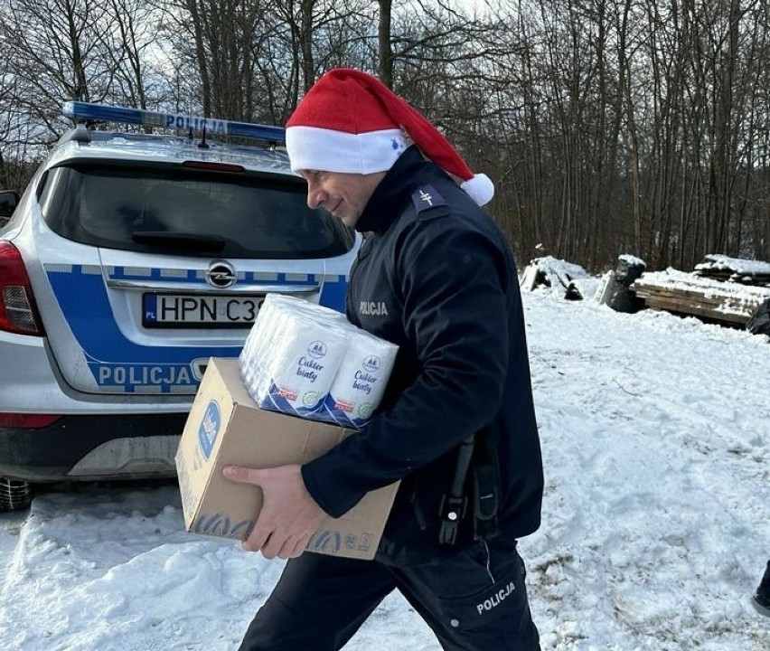 Kartuscy policjanci zorganizowali świąteczną zbiórkę dla potrzebujących