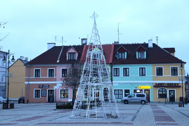 Na Placu Kościuszki w Łęczycy pojawiły się świąteczne iluminacje ZDJĘCIA