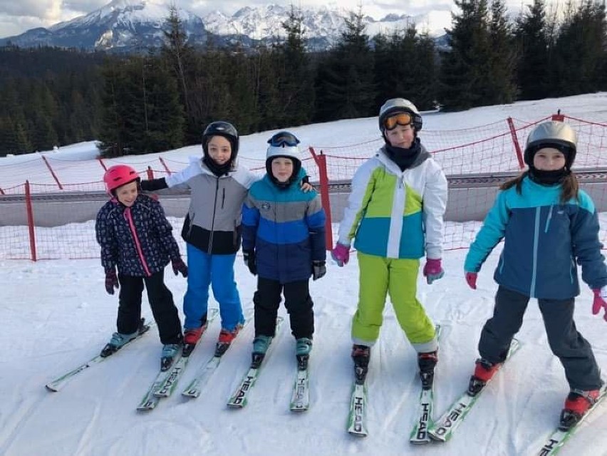 Nauczyli się jeździć na nartach i świetnie się bawili. Zakończył się projekt "Jeżdżę z głową" dla uczniów gminy Oświęcim [ZDJĘCIA] 