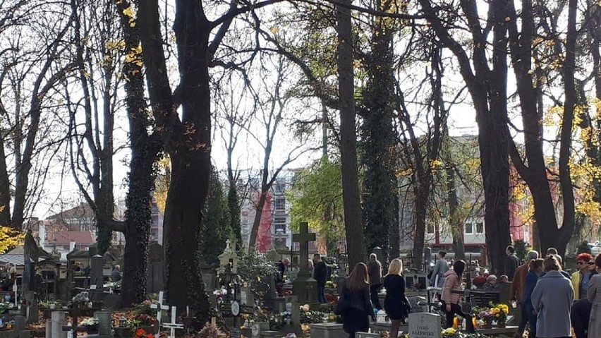 Bloki przy murze cmentarza Rakowickiego, zdjęcia z roku 2018