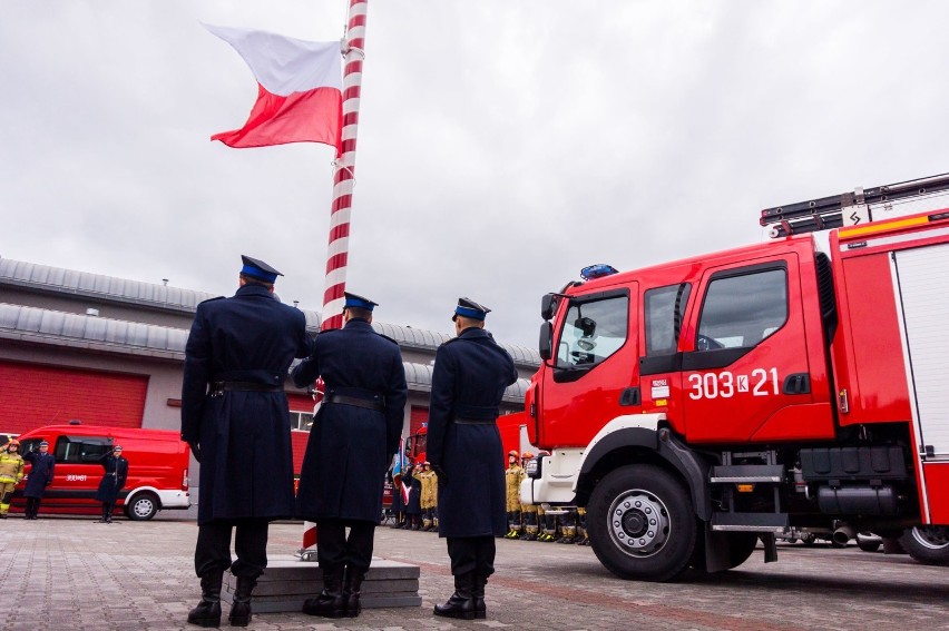 Kraków. Nowy sprzęt trafił w ręce strażaków. Dwa auta i łódź 