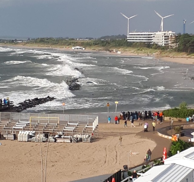 Jacht rozbił się o betonowe ostrogi brzegowe w pobliży wschodniej plaży w Darłowie