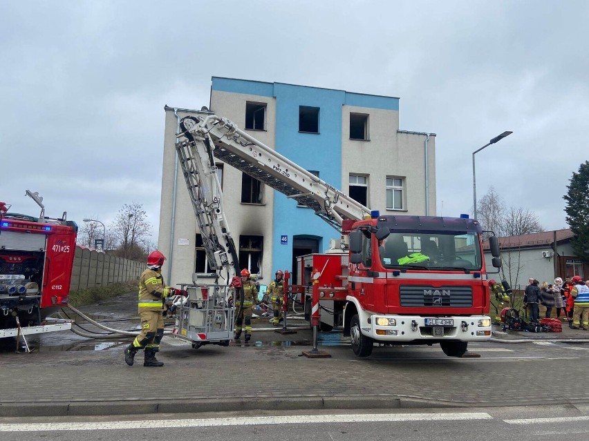 Pożar w Lęborku na ul. Kossaka. Strażacy ewakuowali 19 osób,...