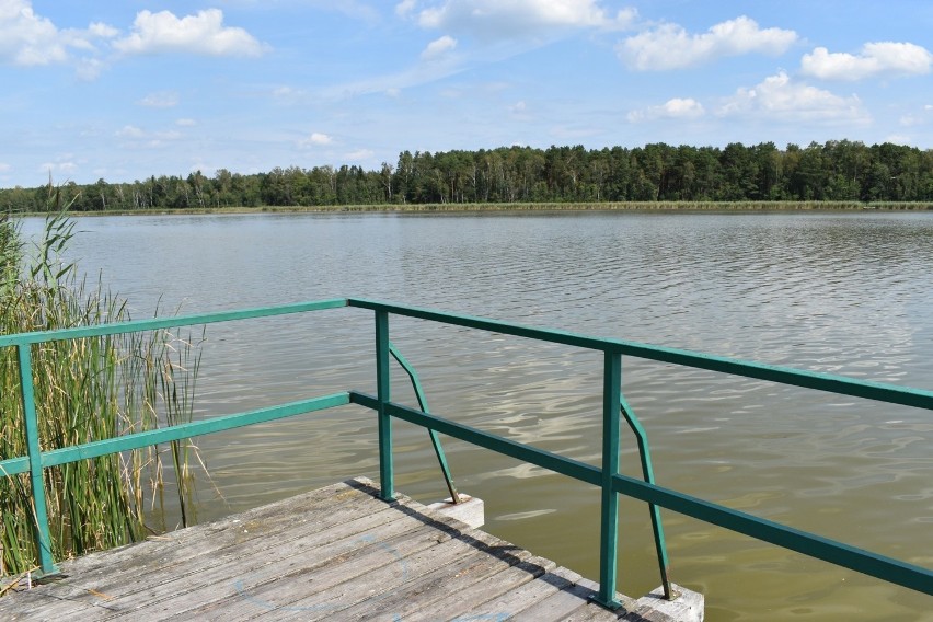 "Plaża" i pomost nad jeziorem Granicznym. Woda przy pomoście...