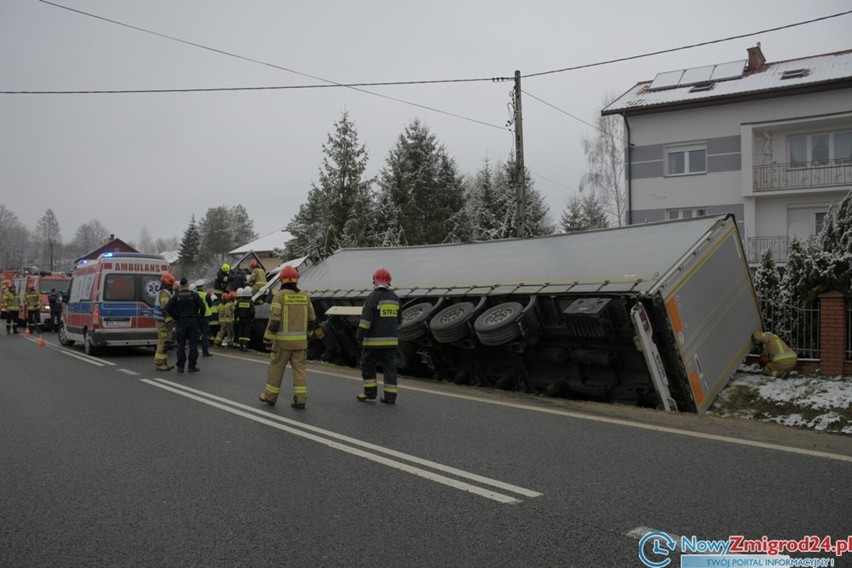 Toki. Tir w rowie, poszkodowany kierowca stracił przytomność i trafił do szpitala [ZDJĘCIA]