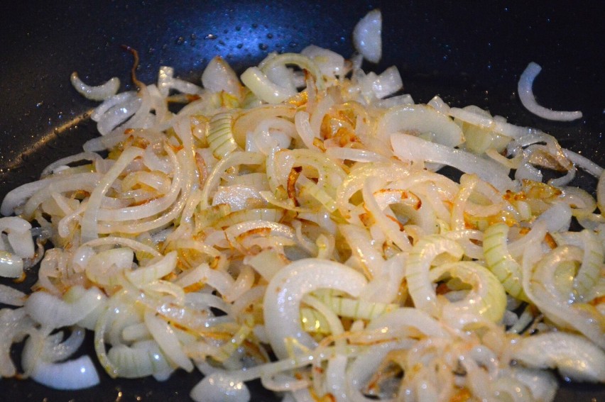 Podsmażoną cebulę odłóż do miseczki.
