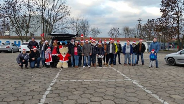Klub PCHstyle: Miłośnicy aut jak Mikołaje - obdarowali dzieci prezentami