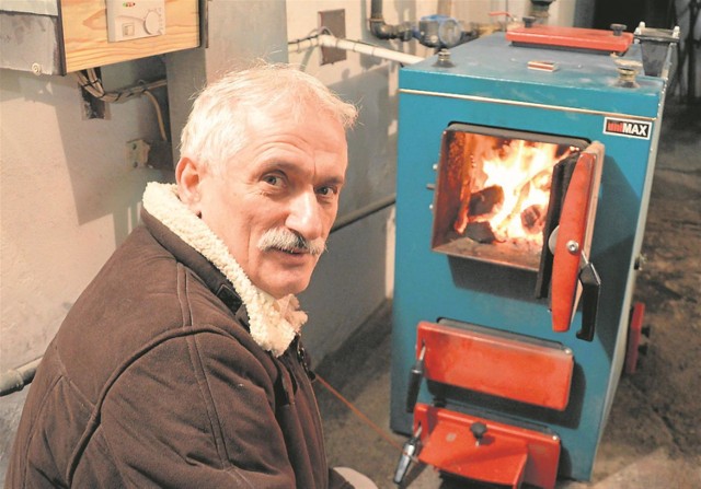 Antoni Pietraszko w swoim piecu węglowym zawsze zapala od góry