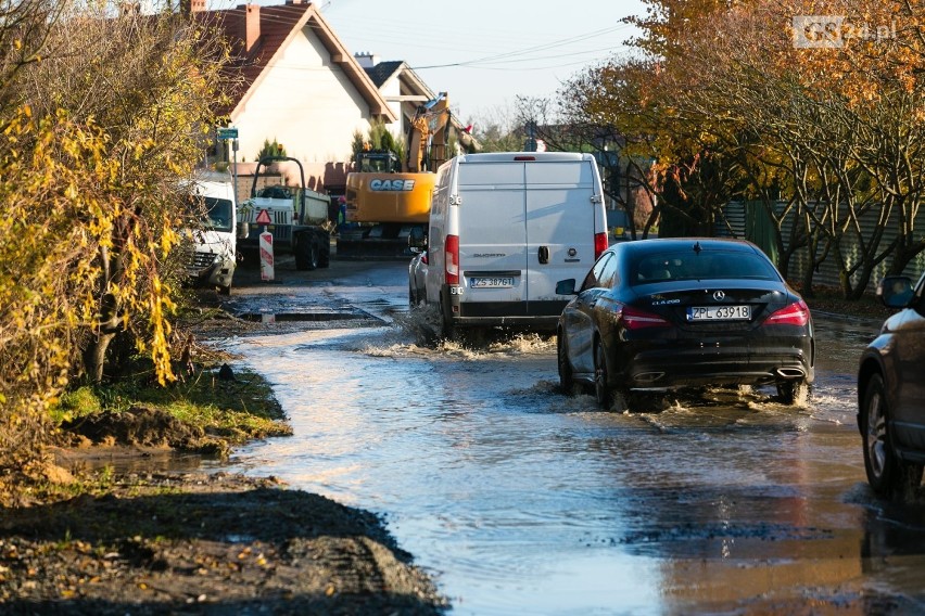 Awaria na Okulickiego w Szczecinie. Ulica zalana [ZDJĘCIA]