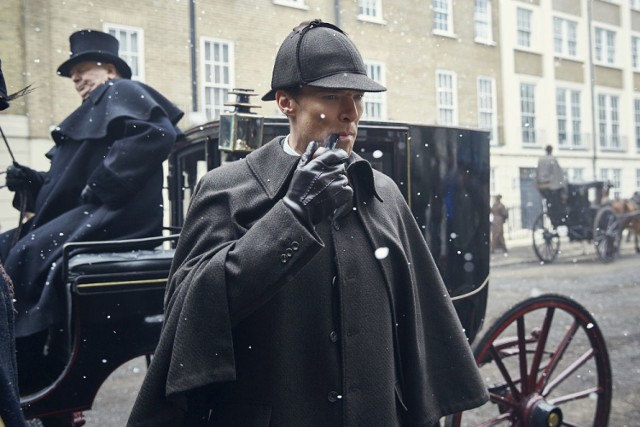"Sherlock i upiorna panna młoda"

W TVP odcinek specjalny zrealizowany po zakończeniu trzeciej serii brytyjskiego serialu kryminalnego, wyprodukowanego przez stację BBC. Wielki detektyw powraca, ale tym razem zobaczymy Sherlocka Holmesa i doktora Watsona w wiktoriańskim świecie parowych pociągów, konnych powozów i lśniących cylindrów. Jest rok 1895. To niezwykła historia Thomasa Ricolettiego i jego żony Emilii. Zdradzana kobieta popełnia samobójstwo, strzelając sobie w głowę. Po kilku godzinach mąż udaje się do kostnicy w celu zidentyfikowania zwłok. Nagle ukazuje mu się na ulicy Emilia w ślubnej sukni i na oczach świadków mierzy do niego ze strzelby. Thomas ginie w jednej chwili. Po paru miesiącach okazuje się, że duch pani Ricoletti w białej sukni i w długim welonie pojawia się uporczywie na ulicach Londynu. Holmes próbuje rozwikłać tę zagadkę. Nieoczekiwanie z pomocą przychodzi żona Watsona, Mary... czytaj więcej

Emisja: TVP2, godz. 20:10