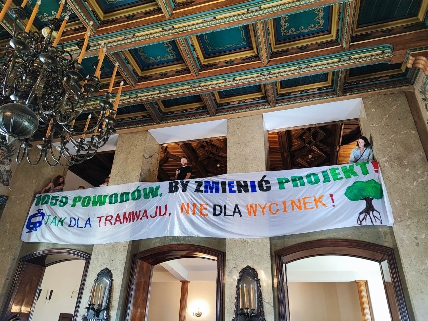 Protestujący przybyli też na salę obrad Rady Miasta Krakowa.