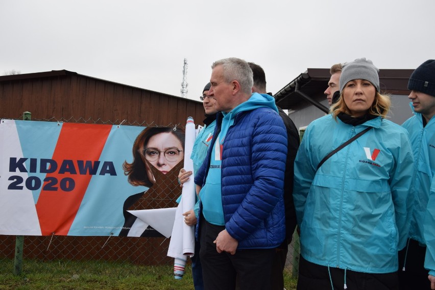 Wybory Prezydenta RP 2020. W Suwałkach działacze Koalicji Obywatelskiej powiesili nowe banery Małgorzaty Kidawy Błońskiej [Zdjęcia]